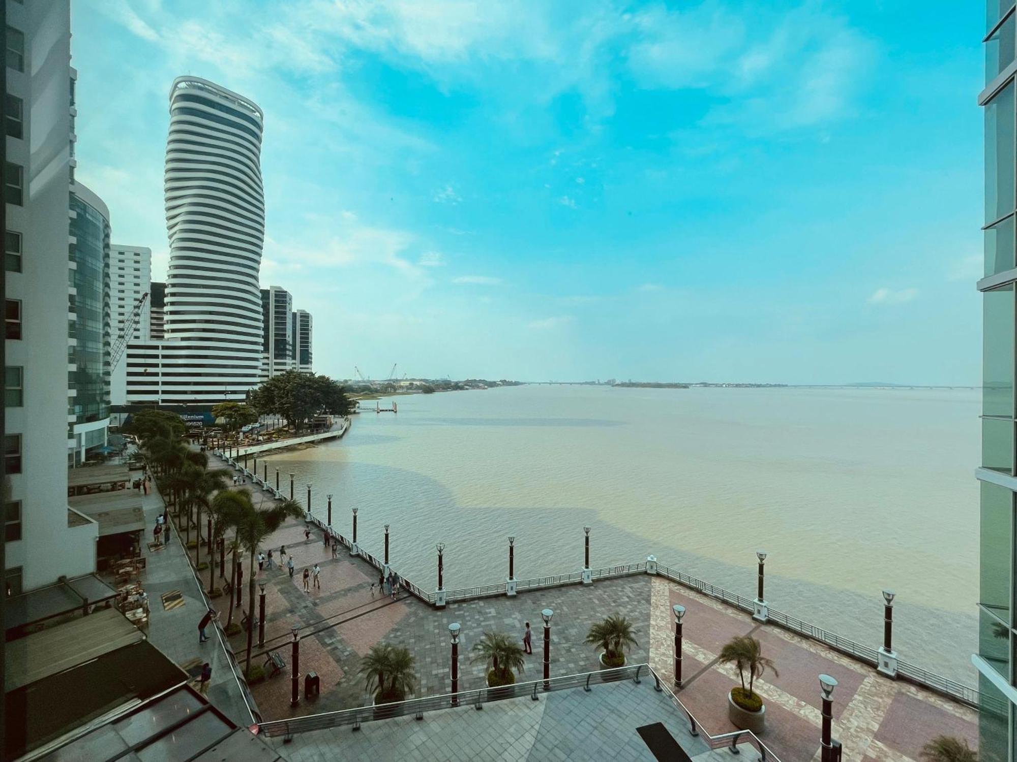 Suite Frente Al Rio En Puerto Santa Ana Riverfront جواياكيل المظهر الخارجي الصورة