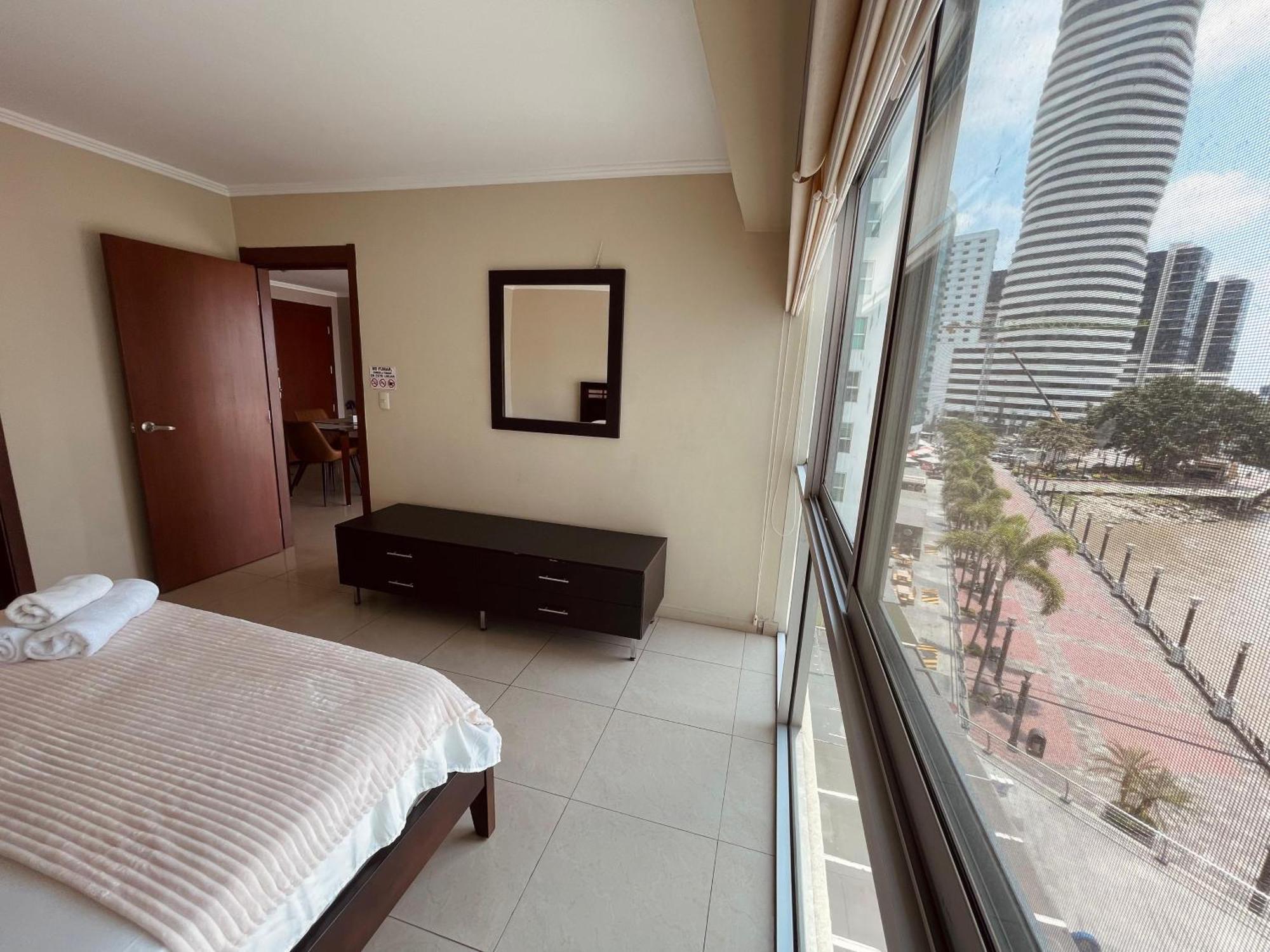 Suite Frente Al Rio En Puerto Santa Ana Riverfront جواياكيل المظهر الخارجي الصورة