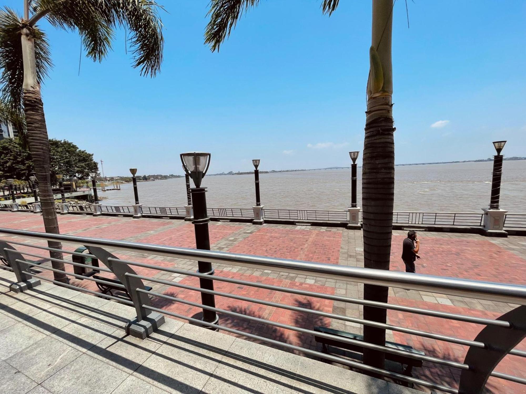 Suite Frente Al Rio En Puerto Santa Ana Riverfront جواياكيل المظهر الخارجي الصورة