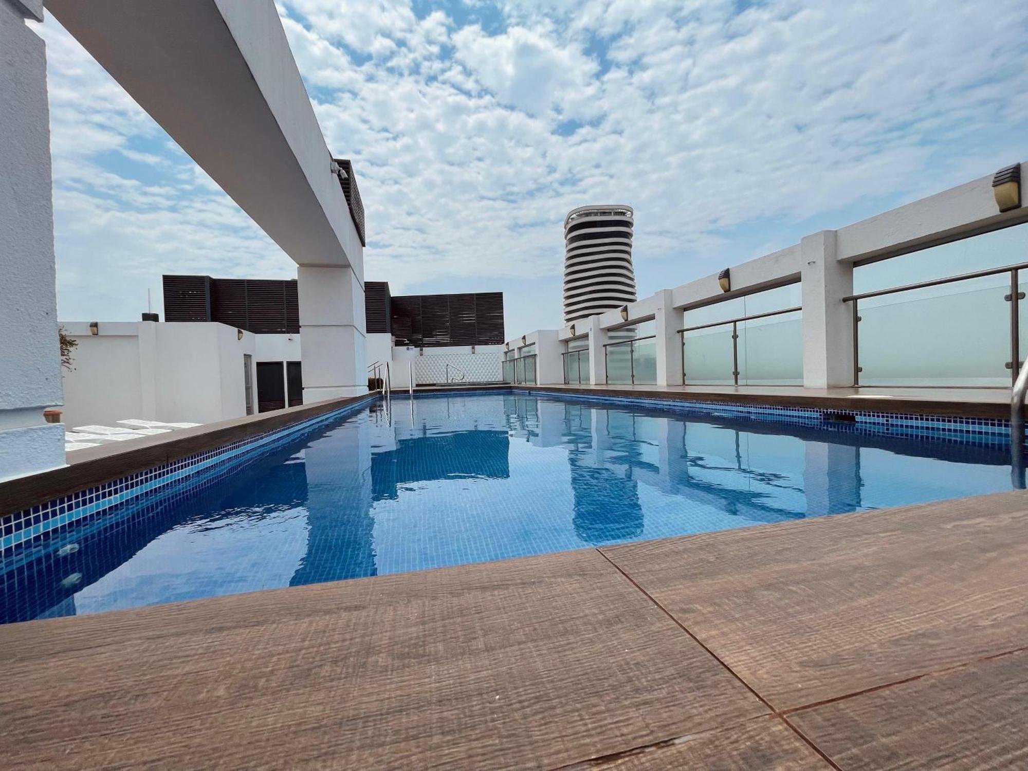Suite Frente Al Rio En Puerto Santa Ana Riverfront جواياكيل المظهر الخارجي الصورة