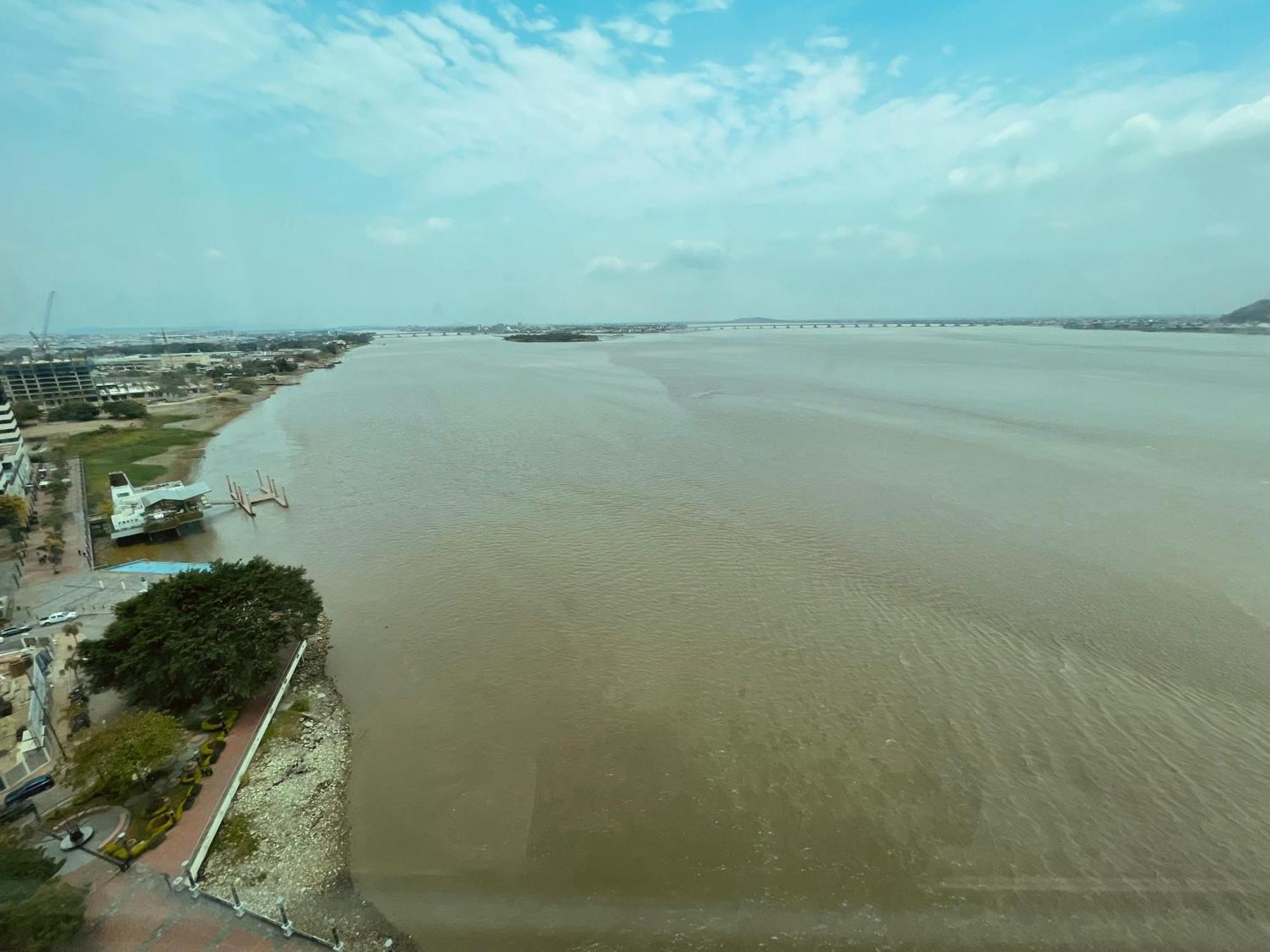 Suite Frente Al Rio En Puerto Santa Ana Riverfront جواياكيل المظهر الخارجي الصورة