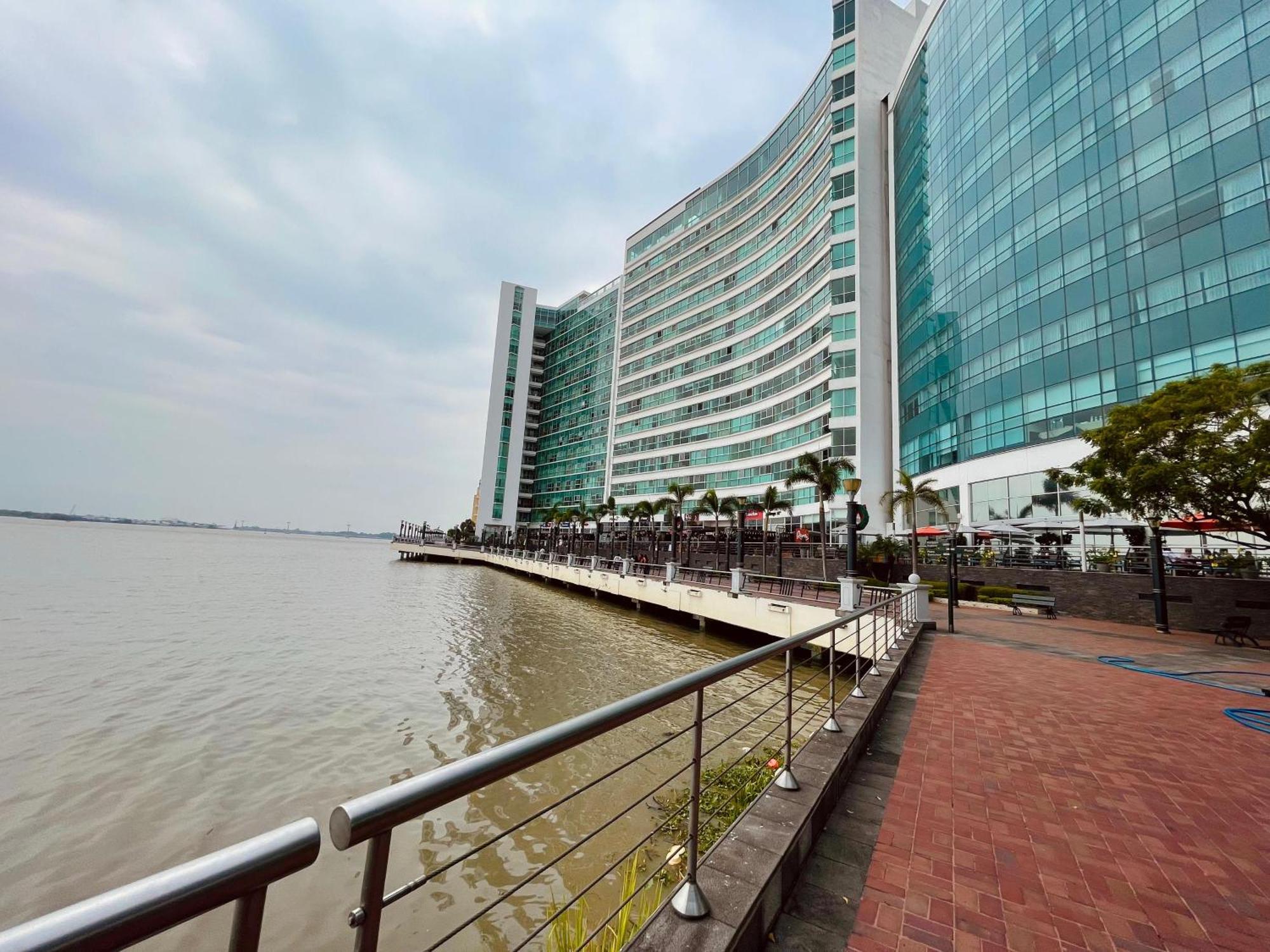 Suite Frente Al Rio En Puerto Santa Ana Riverfront جواياكيل المظهر الخارجي الصورة
